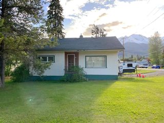 Photo 3: 3895 NINTH Avenue in Smithers: Smithers - Town House for sale in "Hill section" (Smithers And Area)  : MLS®# R2698302