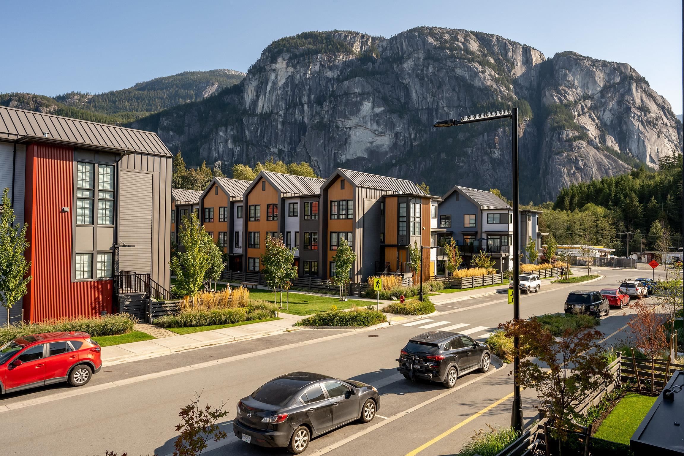 Main Photo: 38012 KEEL Way in Squamish: Valleycliffe Townhouse for sale in "Sea and Sky" : MLS®# R2725573