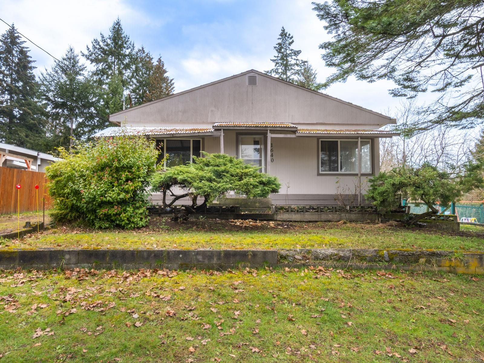 Main Photo: 1640 Cedar Rd in Nanaimo: Na Cedar House for sale : MLS®# 925010