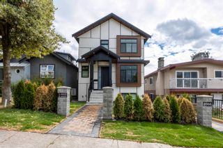 Photo 1: 2668 E 8TH Avenue in Vancouver: Renfrew VE 1/2 Duplex for sale (Vancouver East)  : MLS®# R2716859