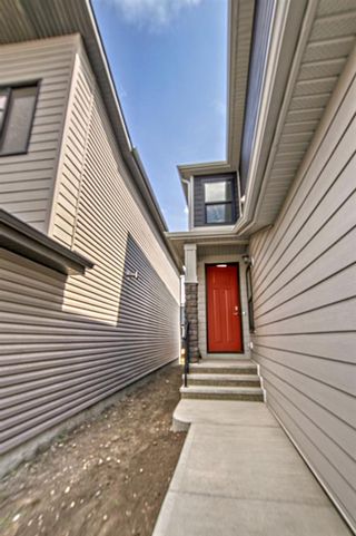 Photo 4: 28 Rowley Terrace NW in Calgary: C-483 Detached for sale : MLS®# A2052771