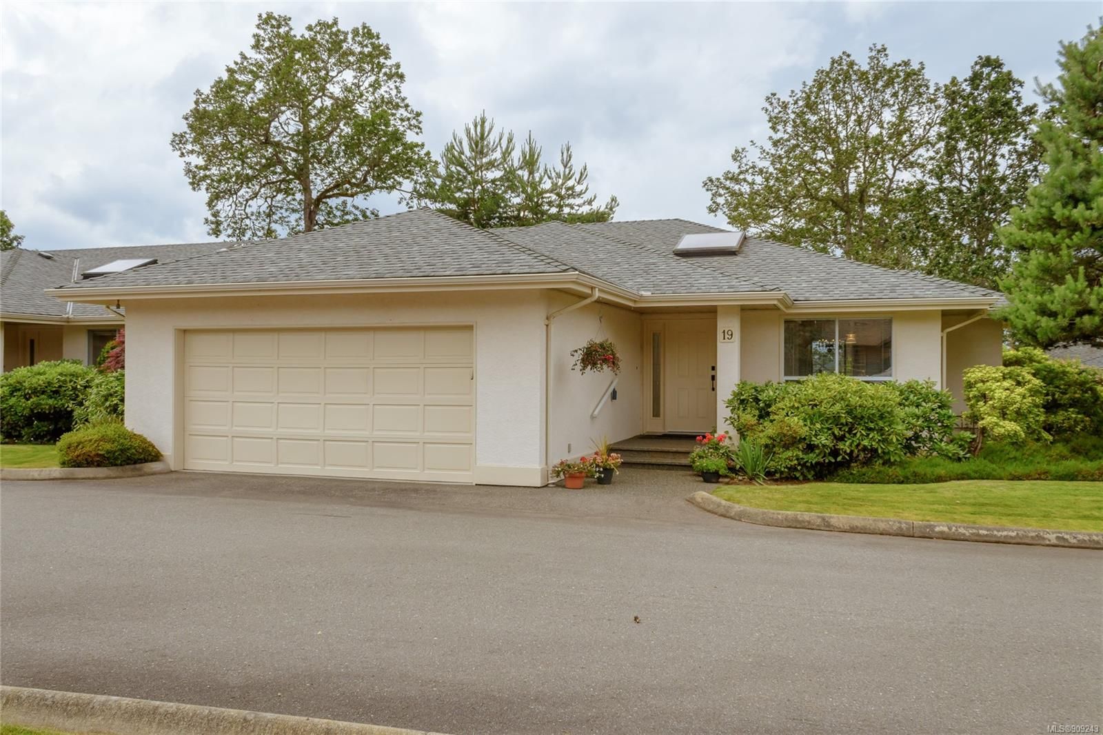 Main Photo: 19 6038 Sterling Dr in Duncan: Du East Duncan Row/Townhouse for sale : MLS®# 909243