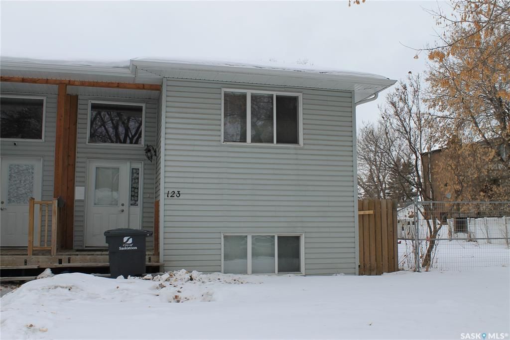 Main Photo: 123 T Avenue South in Saskatoon: Pleasant Hill Residential for sale : MLS®# SK949984