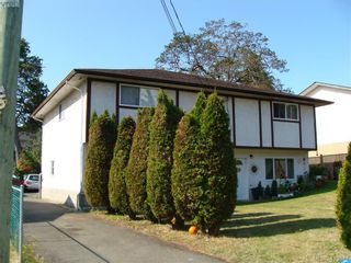 Photo 3: 937+939 Shearwater St in VICTORIA: Es Old Esquimalt Full Duplex for sale (Esquimalt)  : MLS®# 820703