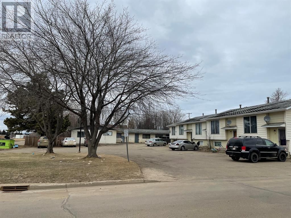 Main Photo: 300 2 Avenue NW in Slave Lake: Multi-family for sale : MLS®# A2042591