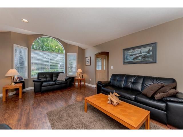 Photo 3: Photos: 9283 203 Street in Langley: Walnut Grove House for sale in "Forest Glen" : MLS®# R2329543