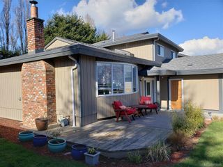 Photo 3: 10306 Gabriola Pl in Sidney: Si Sidney North-East House for sale : MLS®# 835055