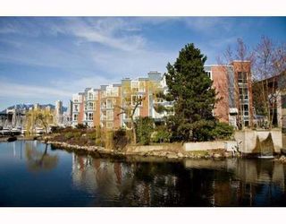 Photo 1: 304 1502 ISLAND PARK Walk in Vancouver: False Creek Condo for sale in "THE LAGOONS" (Vancouver West)  : MLS®# V775905
