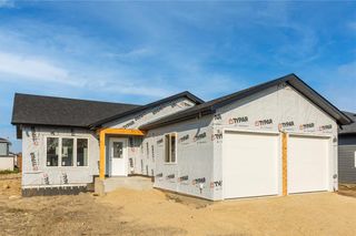 Photo 1: 16 Becki Cove in Kleefeld: House for sale : MLS®# 202319019