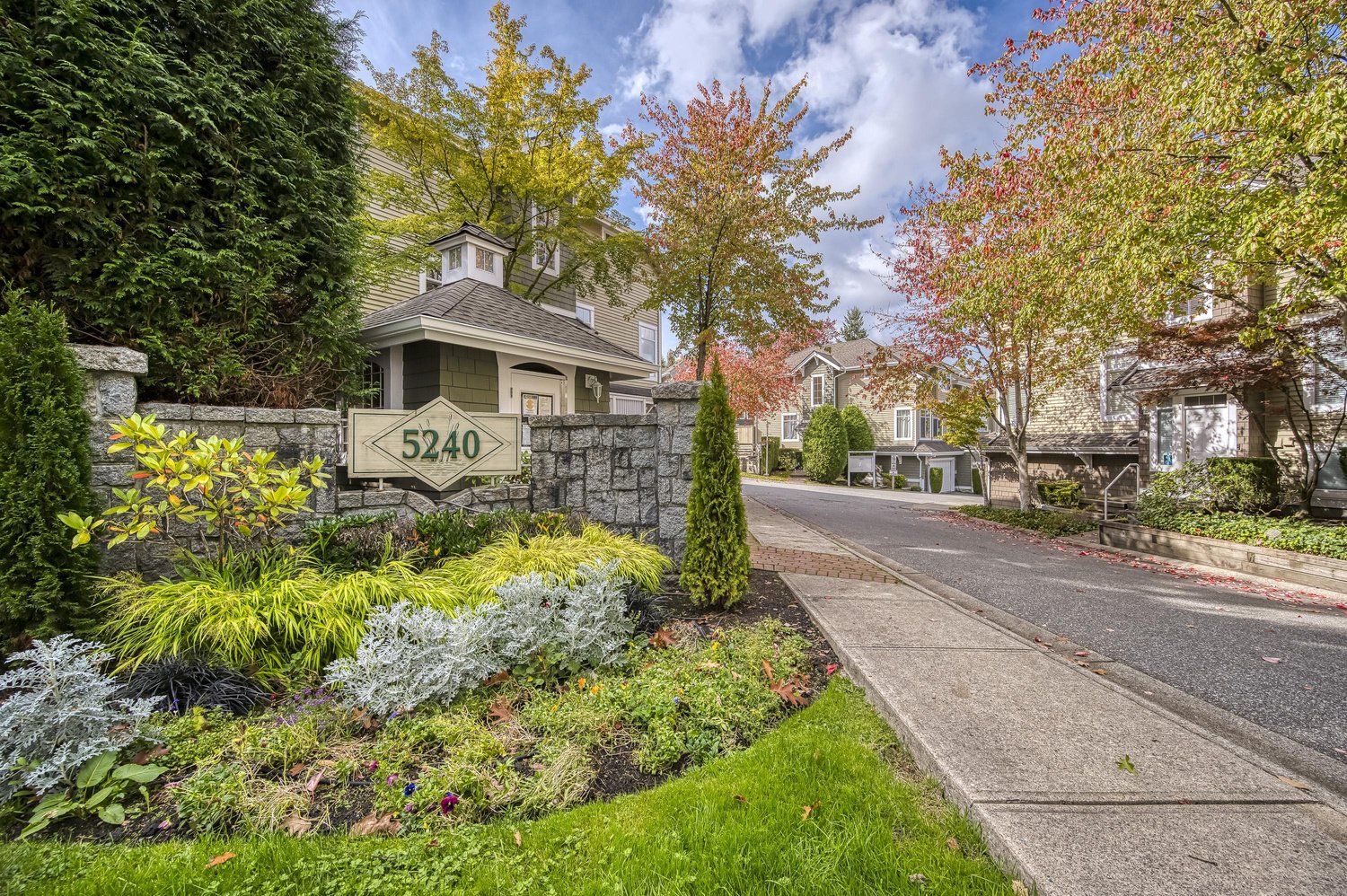 Main Photo: 10 5240 OAKMOUNT Crescent in Burnaby: Oaklands Townhouse for sale in "Santa Clara" (Burnaby South)  : MLS®# R2622975