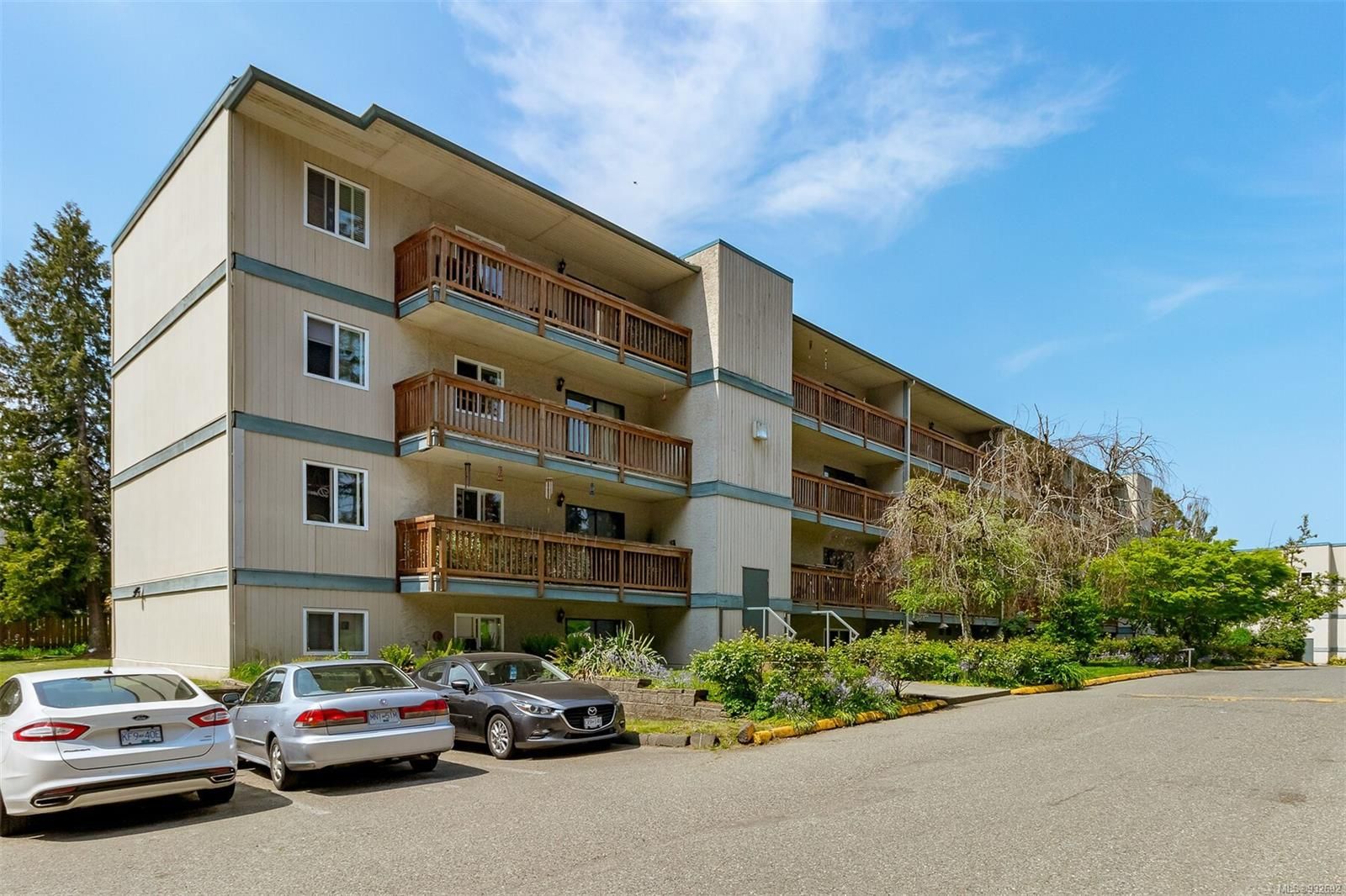 Main Photo: 207 4724 Uplands Dr in Nanaimo: Na Uplands Condo for sale : MLS®# 932692