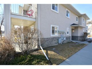 Photo 3: 6639 Pinecliff Grove NE in Calgary: Pineridge House for sale : MLS®# C4107612