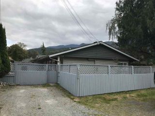 Photo 1: 38890 38892 GARIBALDI Avenue in Squamish: Dentville House for sale : MLS®# R2499104