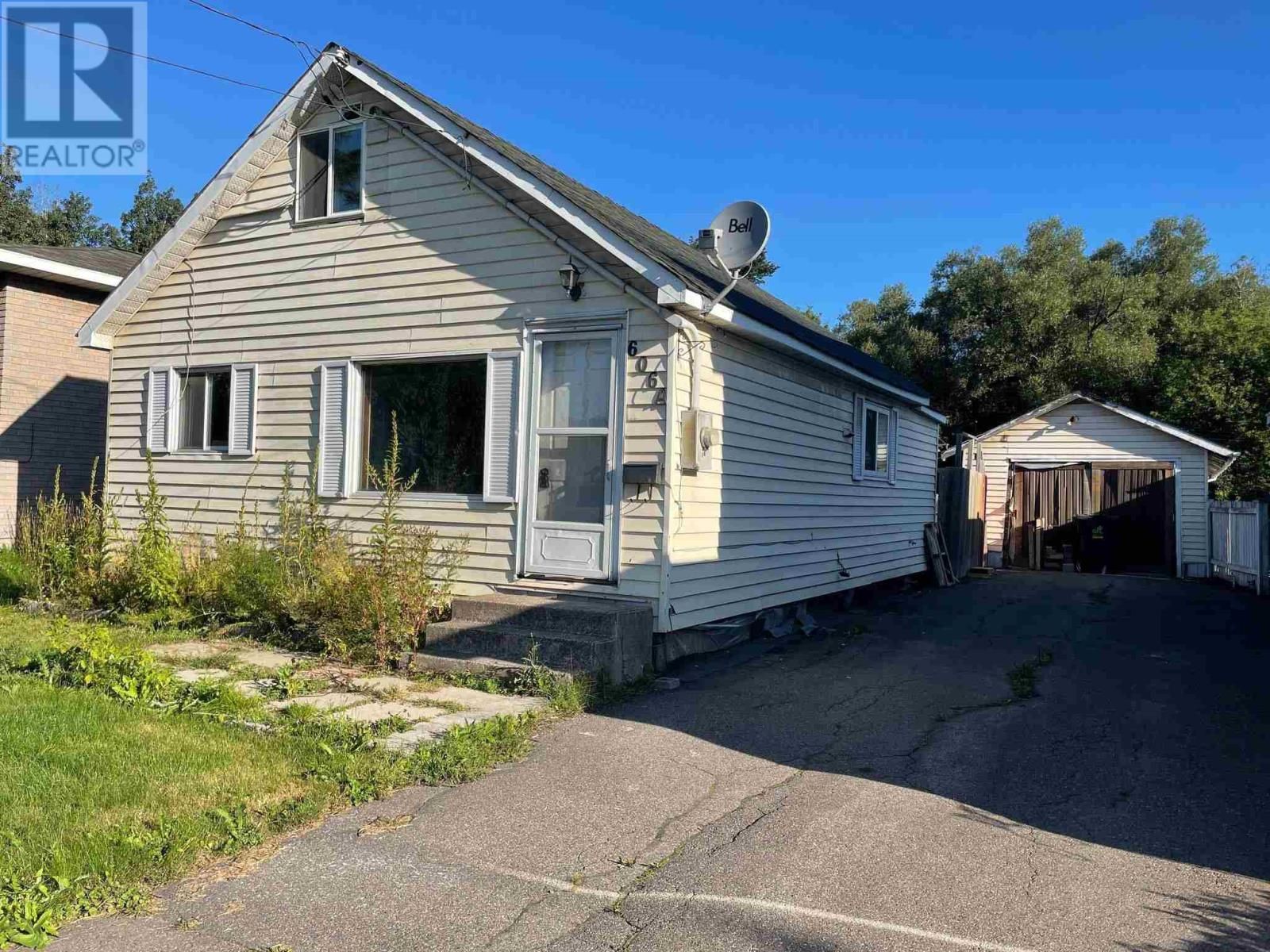 Main Photo: 606a Douglas ST in Sault Ste. Marie: House for sale : MLS®# SM230099