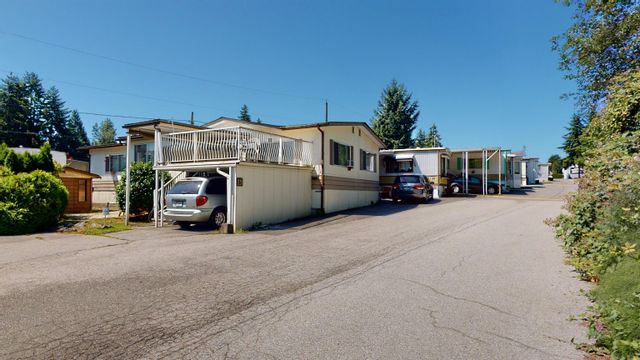 Main Photo: 19 8266 KING GEORGE Boulevard in Surrey: Bear Creek Green Timbers Manufactured Home for sale in "PLAZA" : MLS®# R2792290