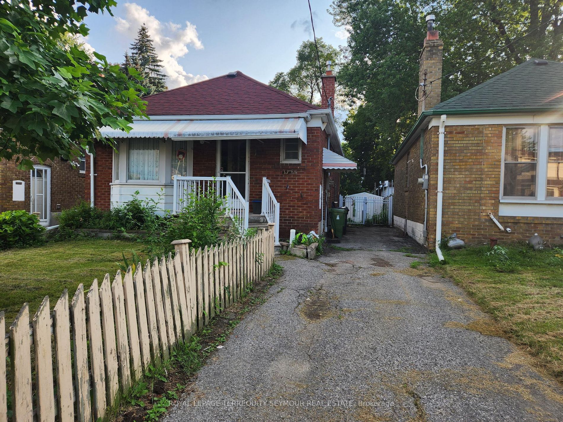 Main Photo: 1374 Woodbine Avenue in Toronto: East York House (Bungalow) for sale (Toronto E03)  : MLS®# E6676756