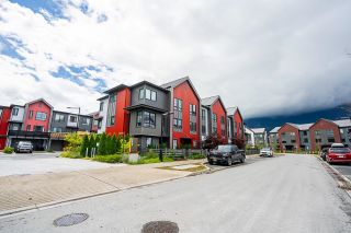 Photo 2: 1351 MARINASIDE Place in Squamish: Valleycliffe Townhouse for sale in "Sea and Sky" : MLS®# R2814816