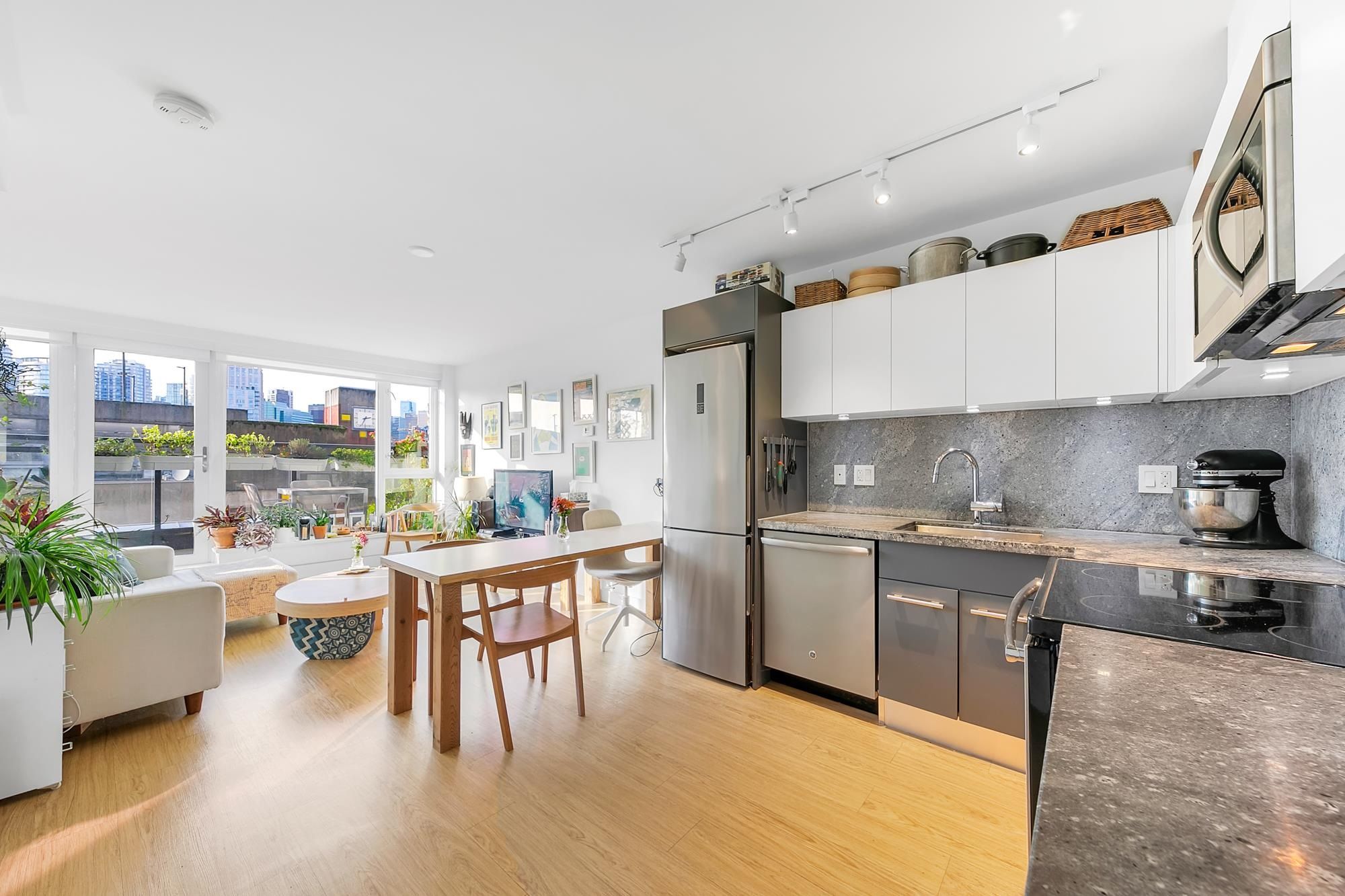 Main Photo: 603 188 KEEFER Street in Vancouver: Downtown VE Condo for sale (Vancouver East)  : MLS®# R2832827