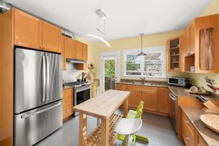 Photo 8: 2556 Roseberry Ave in Victoria: Vi Fernwood House for sale : MLS®# 905763