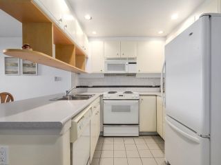 Photo 3: 301 1978 VINE Street in Vancouver: Kitsilano Condo for sale in "CAPERS BUILDING" (Vancouver West)  : MLS®# R2224832