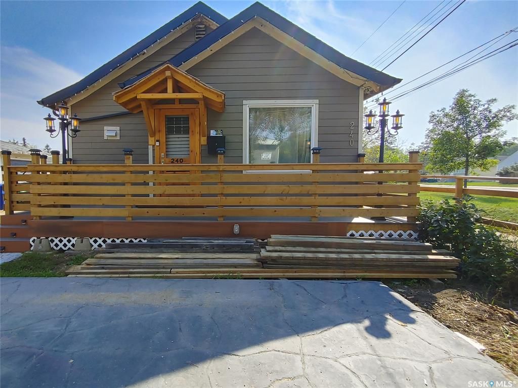 Main Photo: 240 N Avenue North in Saskatoon: Westmount Residential for sale : MLS®# SK944758