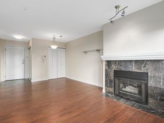 Photo 5: 402 111 W 5TH Street in North Vancouver: Lower Lonsdale Condo for sale in "CARMEL PLACE II" : MLS®# R2144566