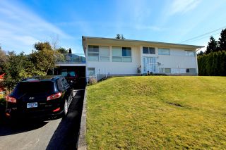Photo 1: 572 Verona Place in North Vancouver: Upper Delbrook House for sale : MLS®# V945319