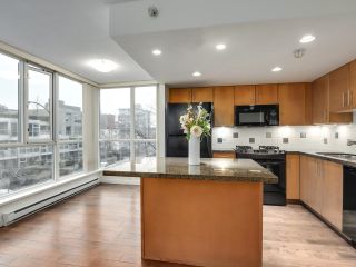 Photo 10: 301 120 MILROSS Avenue in Vancouver: Downtown VE Condo for sale in "BRIGHTON BY BOSA" (Vancouver East)  : MLS®# R2643325