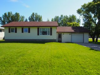 Photo 2: 314 River Road in Portage la Prairie: House for sale : MLS®# 202211006