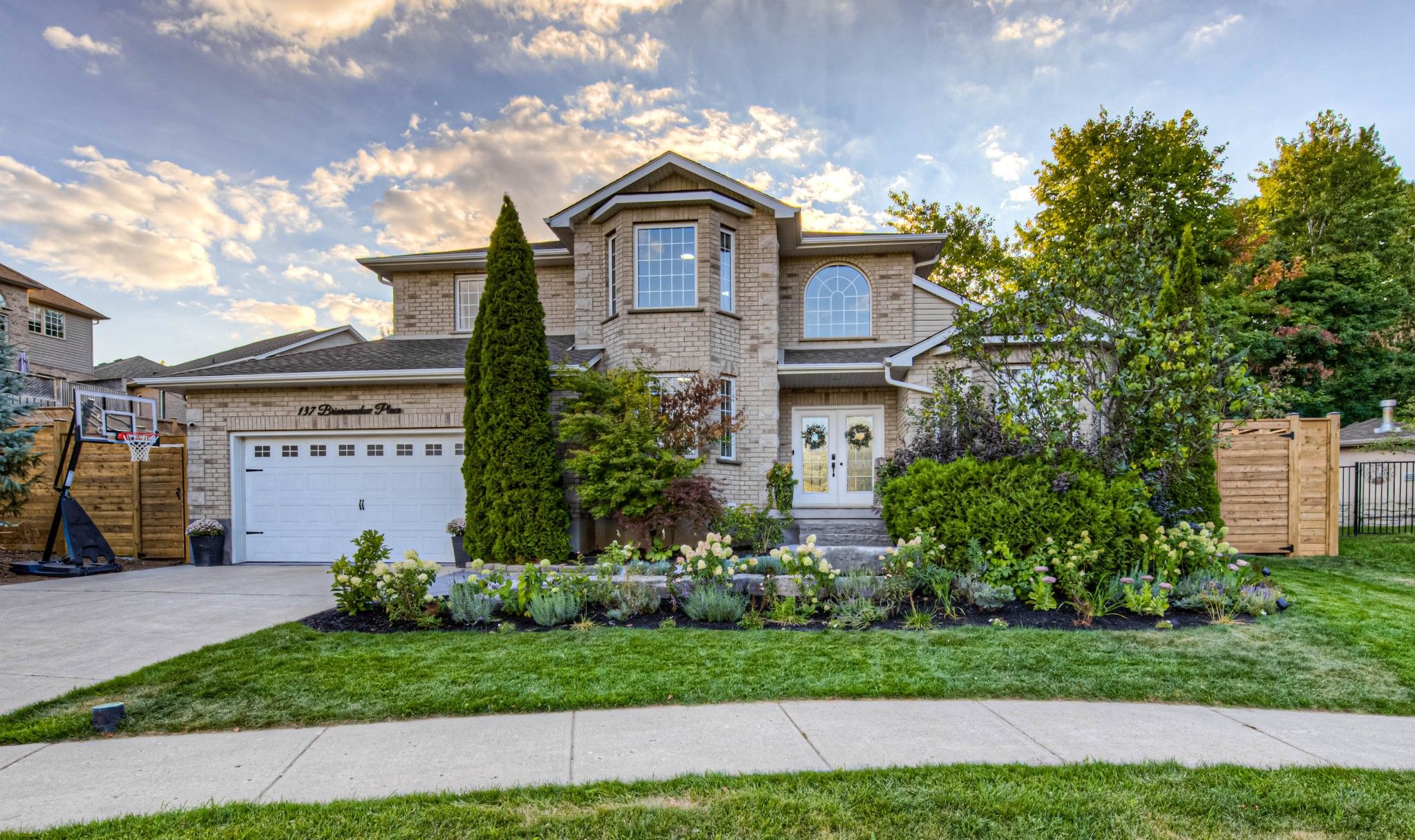 Main Photo: 137 Briarmeadow Place in Kitchener: Idlewood Freehold for sale : MLS®# 40400874