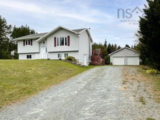 Photo 1: 24 Carter Road in Porters Lake: 31-Lawrencetown, Lake Echo, Port Residential for sale (Halifax-Dartmouth)  : MLS®# 202221984