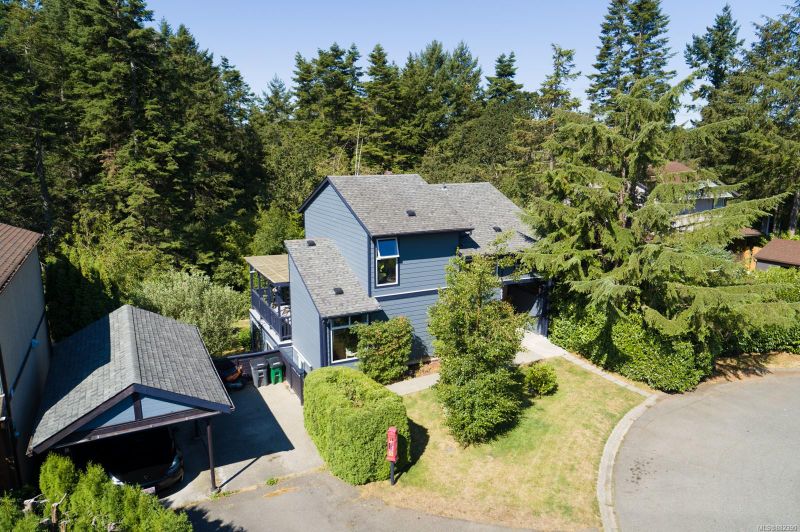 FEATURED LISTING: 685 Daffodil Ave Saanich