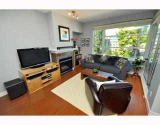 Photo 3: 512 2655 CRANBERRY Drive in Vancouver: Kitsilano Condo for sale in "New Yorker" (Vancouver West)  : MLS®# V787040