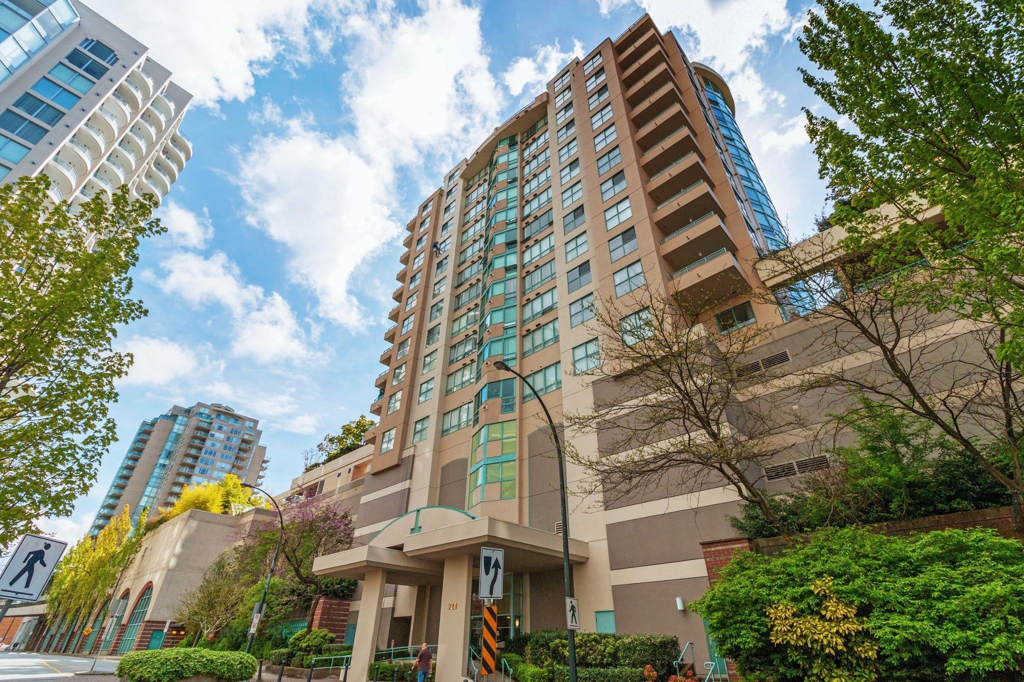 Main Photo: 905 728 PRINCESS Street in New Westminster: Uptown NW Condo for sale in "PRINCESS TOWER" : MLS®# R2578505