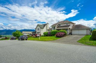 Photo 1: 2280 MOUNTAIN Drive in Abbotsford: Abbotsford East House for sale in "Mountain Village" : MLS®# R2696204