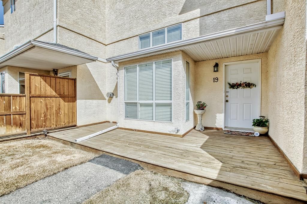 Main Photo: 19 Millrose Place SW in Calgary: Millrise Row/Townhouse for sale : MLS®# A2039893