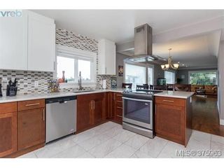 Photo 3: 873 Royal Oak Ave in VICTORIA: SE Broadmead House for sale (Saanich East)  : MLS®# 754321