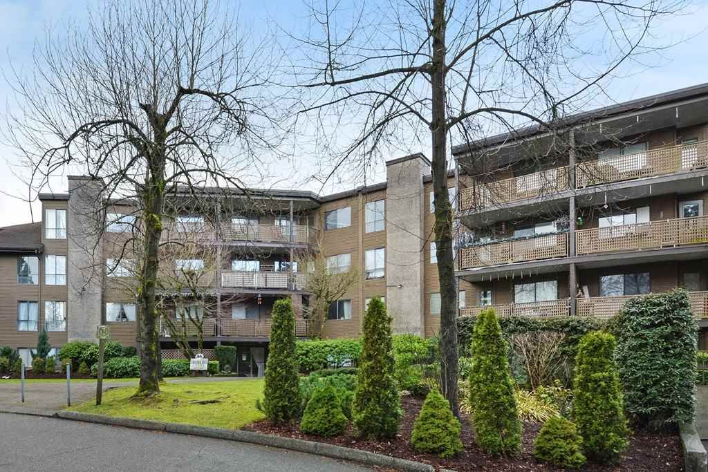 Main Photo: 214 10662 151A Street in Surrey: Guildford Condo for sale in "Lincoln Hill" (North Surrey)  : MLS®# R2337258
