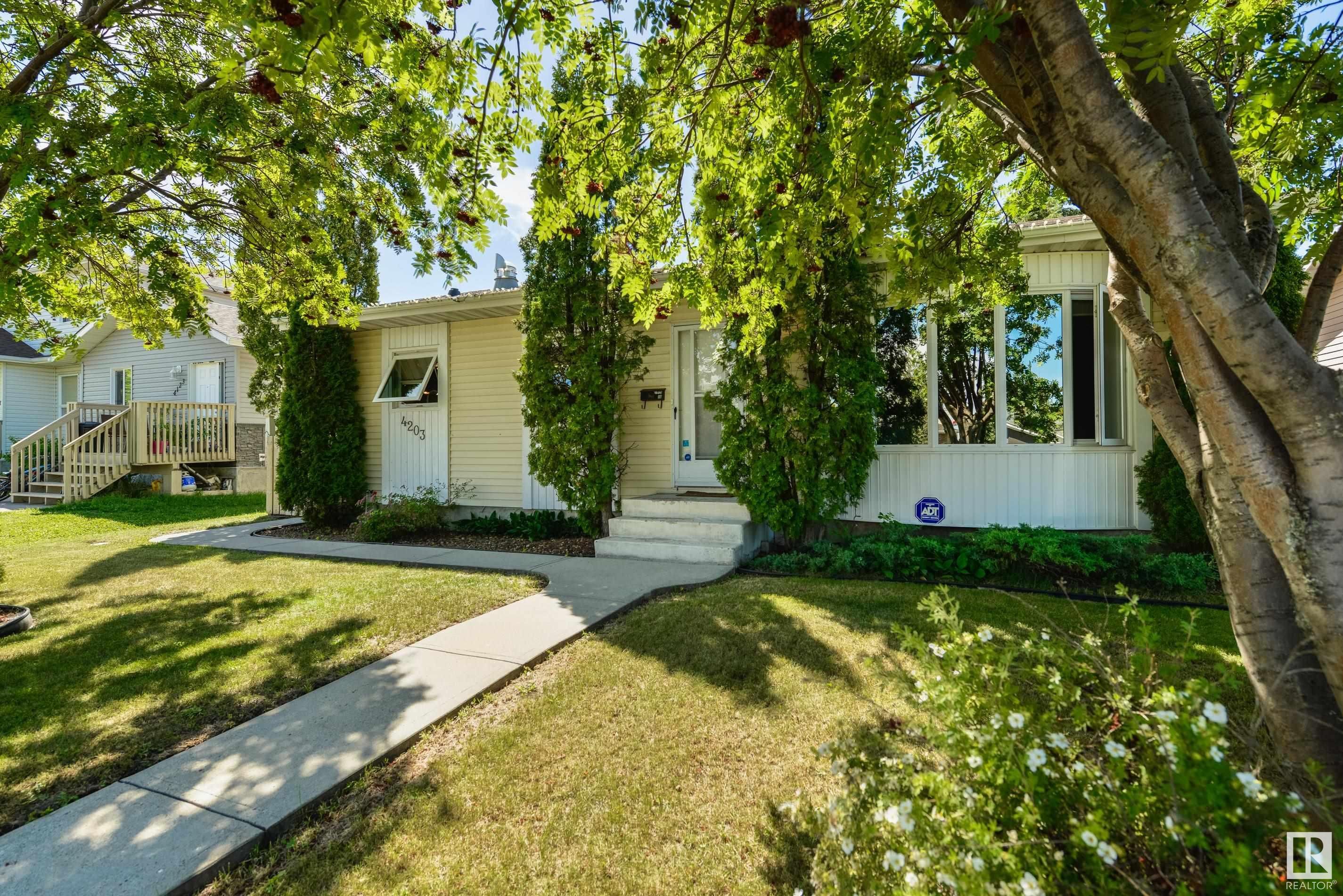 Main Photo: 4203 123 Avenue in Edmonton: Zone 23 House for sale : MLS®# E4306175