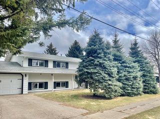 Photo 2: 1080 Dorothy Street in Dauphin: R30 Residential for sale (R30 - Dauphin and Area)  : MLS®# 202311559