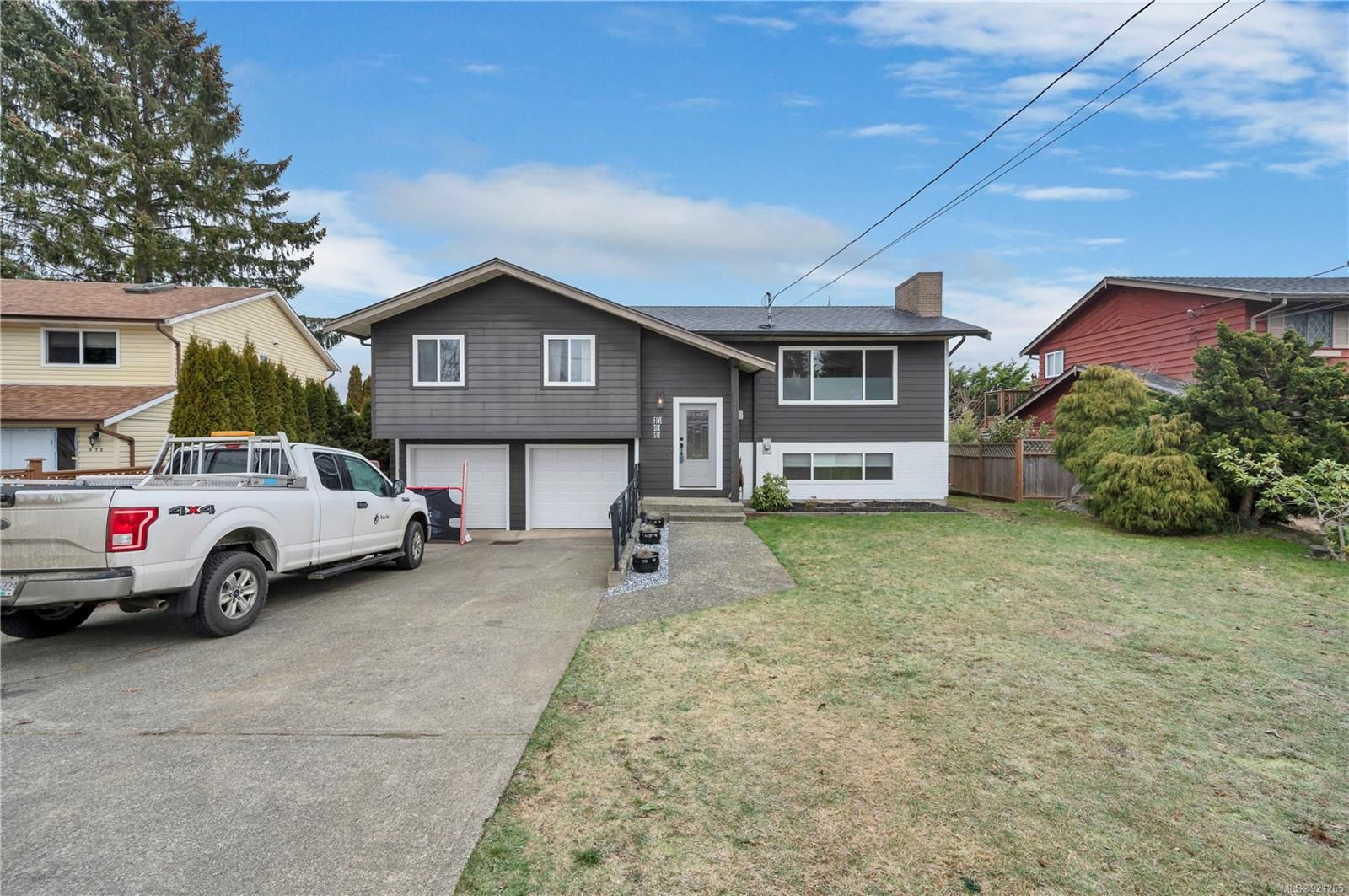 Main Photo: 566 Bartlett Rd in Campbell River: CR Willow Point House for sale : MLS®# 921265
