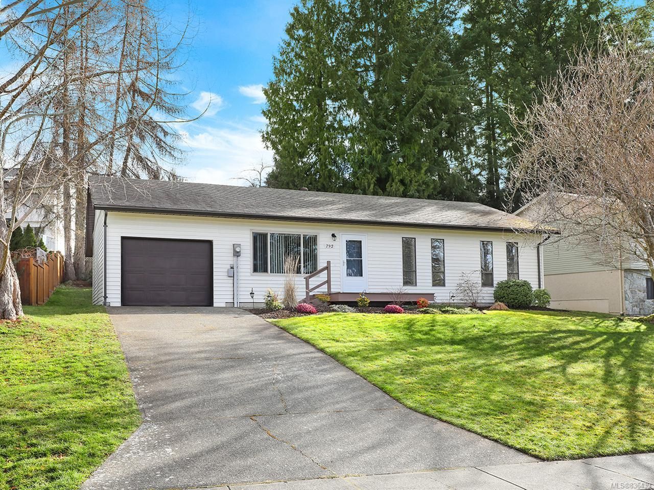 Main Photo: 792 Highwood Dr in COMOX: CV Comox (Town of) House for sale (Comox Valley)  : MLS®# 836439