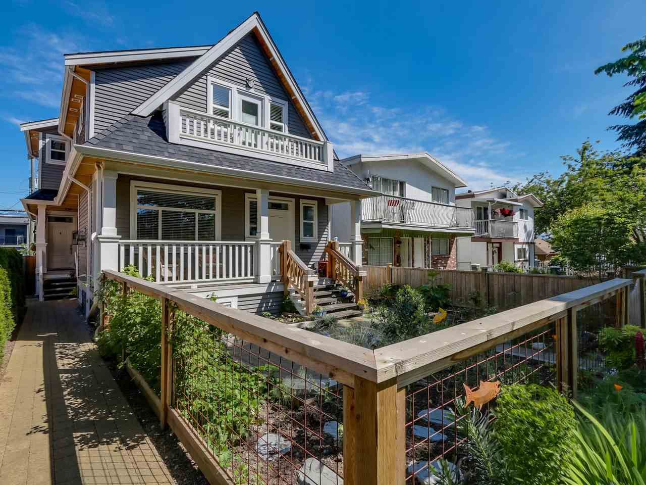 Main Photo: 865 E 10TH Avenue in Vancouver: Mount Pleasant VE 1/2 Duplex for sale (Vancouver East)  : MLS®# R2068935