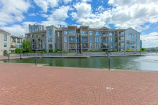 Photo 1: 105 2 RENAISSANCE Square in New Westminster: Quay Condo for sale in "THE LIDO" : MLS®# R2338494
