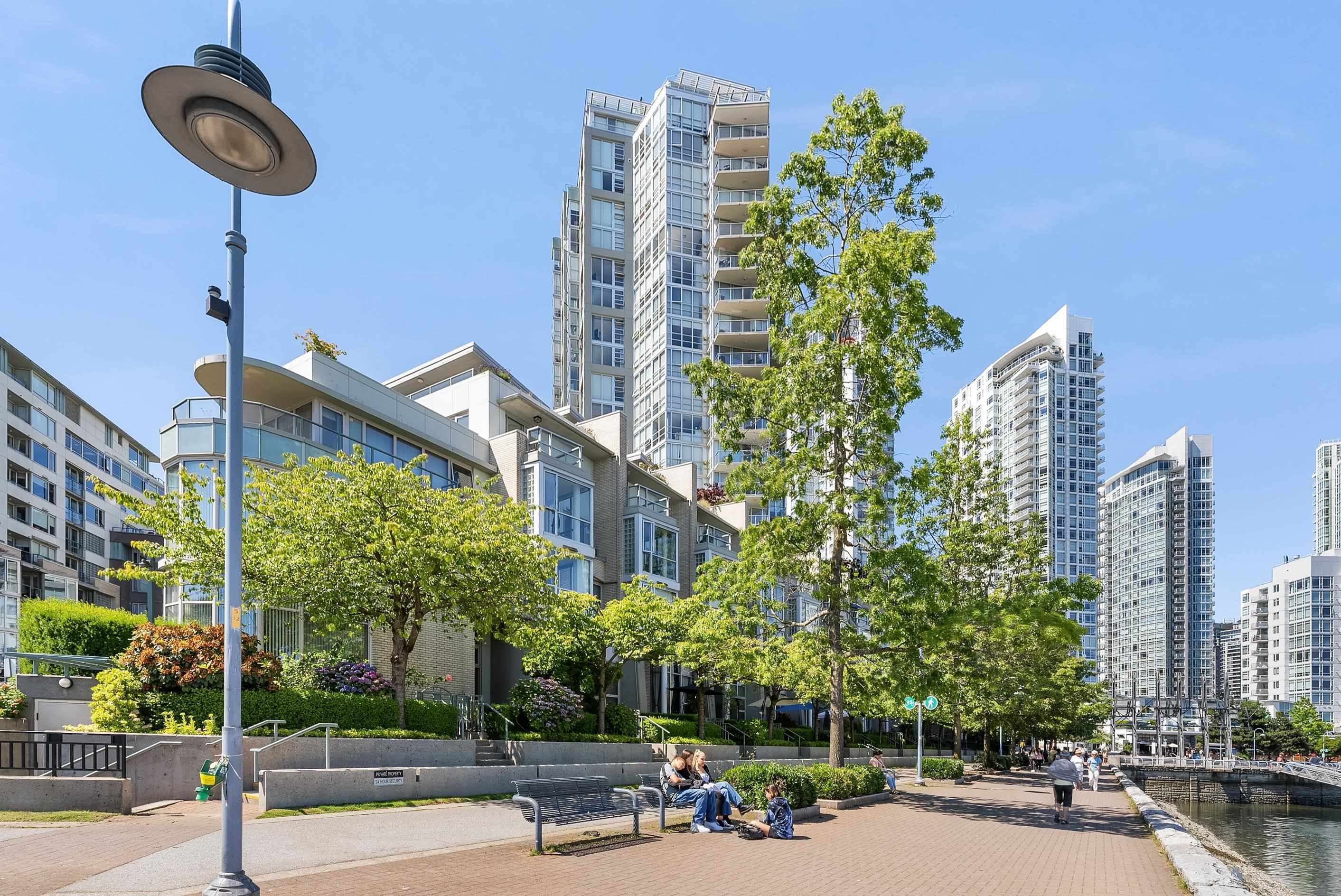 Main Photo: 1906 1228 MARINASIDE Crescent in Vancouver: Yaletown Condo for sale (Vancouver West)  : MLS®# R2836521
