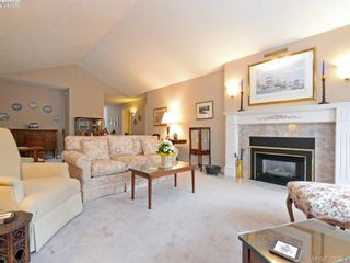 Photo 3: 10 928 Bearwood Lane in VICTORIA: SE Broadmead Row/Townhouse for sale (Saanich East)  : MLS®# 785859