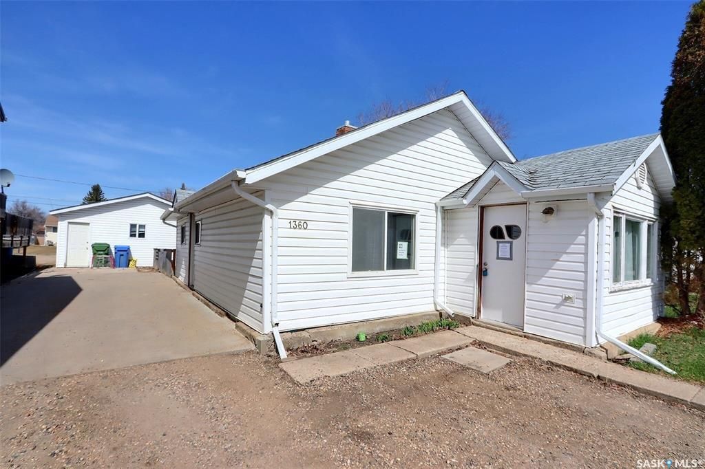 Main Photo: 1360 7th Street East in Prince Albert: East Flat Residential for sale : MLS®# SK894395