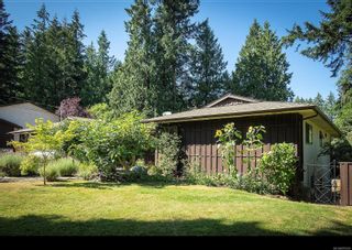 Photo 2: 2043 Tanlee Cres in Central Saanich: CS Saanichton House for sale : MLS®# 855266