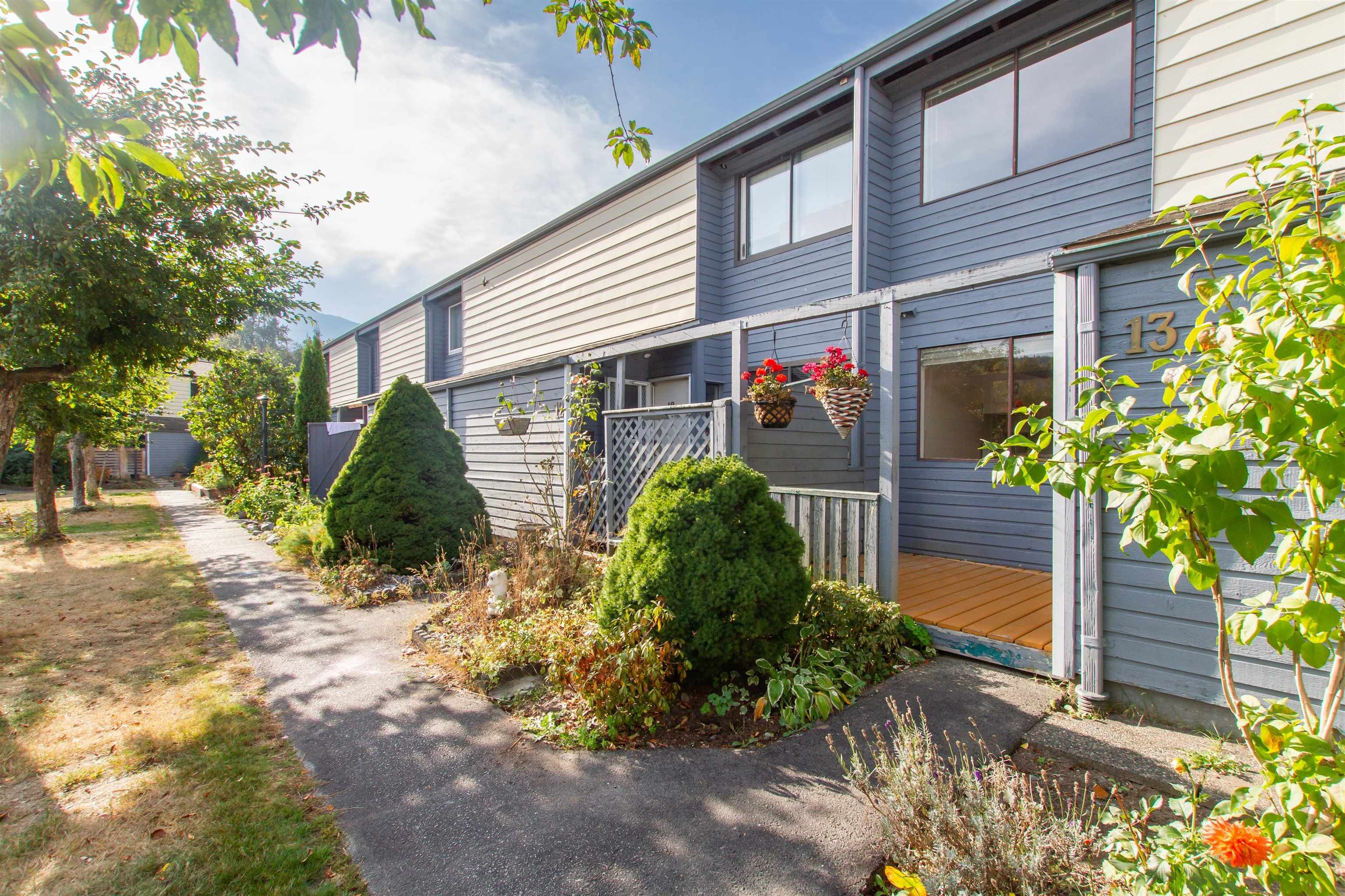 Main Photo: 13 38455 WILSON Crescent in Squamish: Dentville Townhouse for sale in "Wilson Village" : MLS®# R2731993