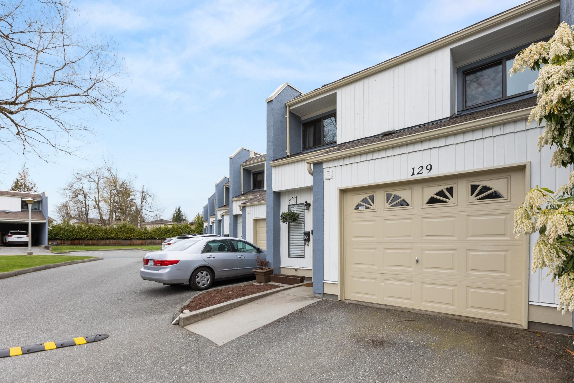 Main Photo: 129 3455 WRIGHT Street in Abbotsford: Abbotsford East Townhouse for sale in "Laburnum Mews" : MLS®# R2769905